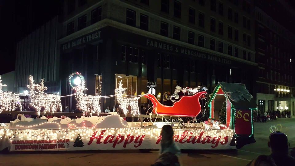 Lighted Holiday Parade | Burlington, Iowa | Travel Iowa