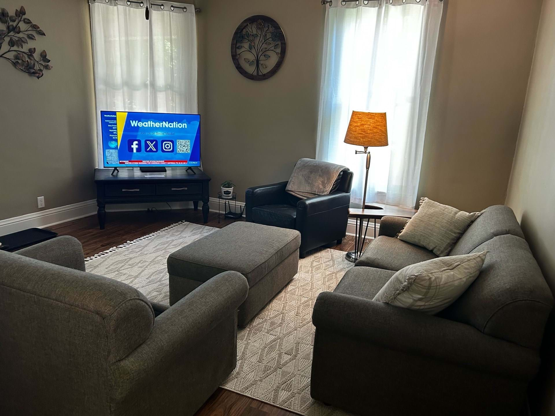 Comfy living room with pull out twin bed. Smart tv and wifi